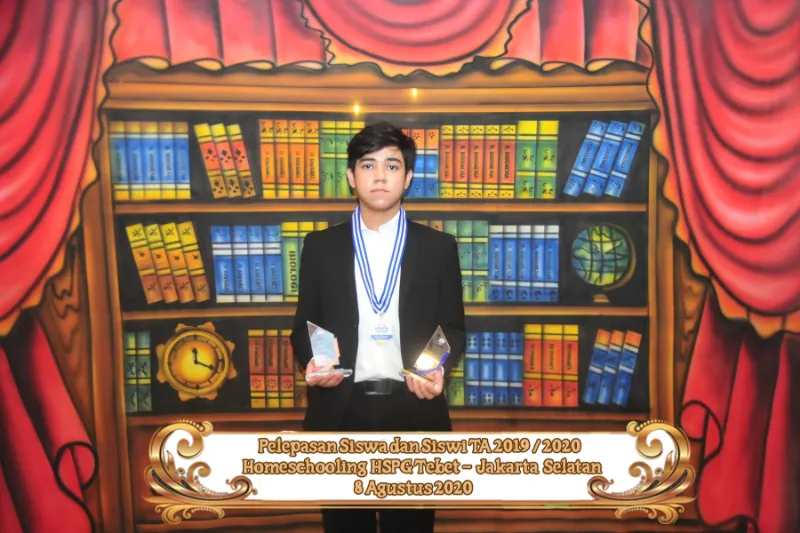Lulusan Homeschooling HSPG memegang sertifikat kelulusan