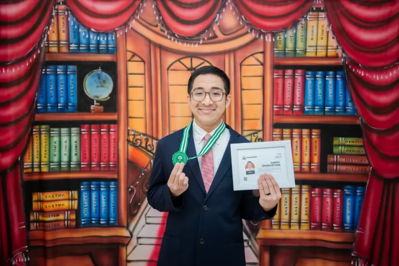 Lulusan Homeschooling HSPG memegang sertifikat kelulusan