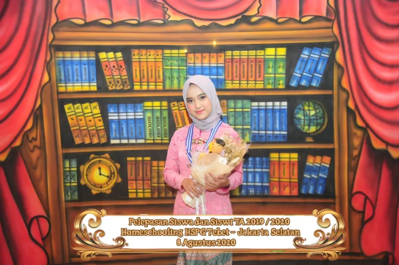 Lulusan Homeschooling HSPG memegang sertifikat kelulusan