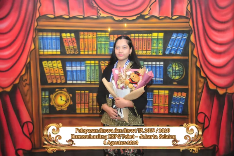 Lulusan Homeschooling HSPG memegang sertifikat kelulusan