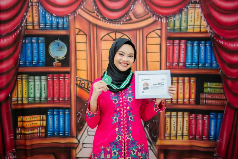 Lulusan Homeschooling HSPG memegang sertifikat kelulusan