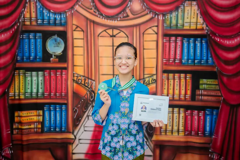 Lulusan Homeschooling HSPG memegang sertifikat kelulusan