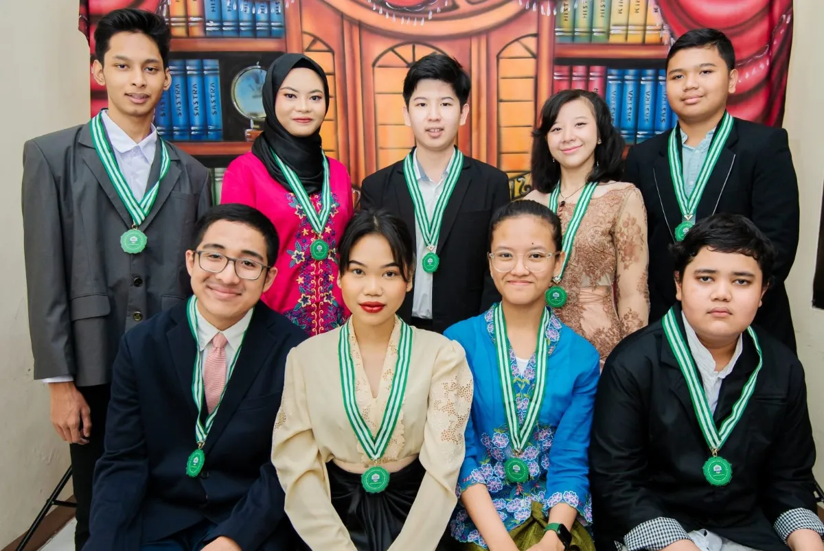 Lulusan Homeschooling HSPG berfoto bersama mengenakan toga